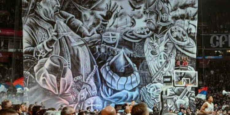 Έξαλλοι οι Τούρκοι για το πανό της Παρτιζάν στον αγώνα με τη Φενέρμπαχτσε – «Να τους καλωσορίσουμε θερμά στον επαναληπτικό αγώνα»