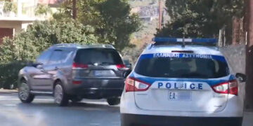 Alldaynews.gr ΕΚΤΑΚΤΟ: Θρίλερ με καμένο άνδρα μέσα σε αυτοκίνητο – Δεμένος πισθάγκωνα με χειροπέδες (video)