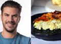 Alldaynews.gr Δεν έμεινε κομμάτι! Ο Άκης έδειξε την πιο αφράτη τυρόπιτα με μπεσαμέλ και φέτα