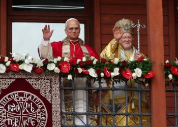 Ιστορικές στιγμές στο Φανάρι: Πατριάρχης Βαρθολομαίος και Πάπας Λέων ευλόγησαν τους πιστούς από τον εξώστη του Πατριαρχείου