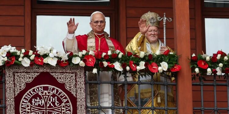 Alldaynews.gr Ιστορικές στιγμές στο Φανάρι: Πατριάρχης Βαρθολομαίος και Πάπας Λέων ευλόγησαν τους πιστούς από τον εξώστη του Πατριαρχείου