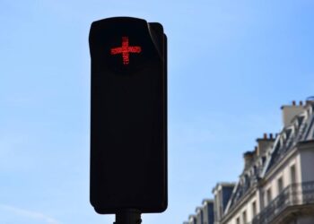 Μπαίνει ο ελληνικός σταυρός στα φανάρια -Τι σημαίνει, τι πρέπει να κάνεις όταν τον συναντήσεις