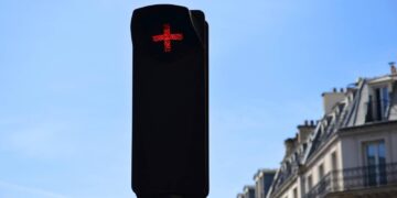 Μπαίνει ο ελληνικός σταυρός στα φανάρια -Τι σημαίνει, τι πρέπει να κάνεις όταν τον συναντήσεις