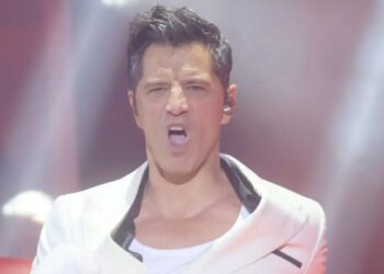 Το ατύχημα του Σάκη Ρουβά που «πάγωσε» τους θαμώνες – Δείτε το βίντεο με την πτώση του τραγουδιστή