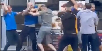 Alldaynews.gr Άγριος καβγάς με λοστούς και μαχαίρια ανάμεσα σε δύο οικογένειες που έχουν σουβλατζίδικα στο Νιούπορτ (video)