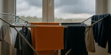 Η βρετανική μέθοδος για να στεγνώνουν τα ρούχα όταν βρέχει