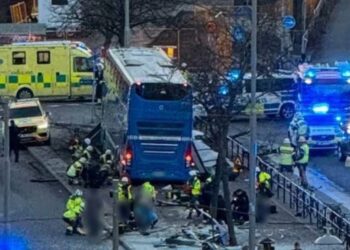 Λεωφορείο έπεσε σε στάση – Αρκετοί νεκροί και τραυματίες (video)