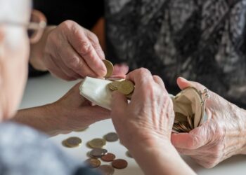 Επίδομα 250 ευρώ για συνταξιούχους: Απο αύριο η καταβολή – Ποιοι το δικαιούνται