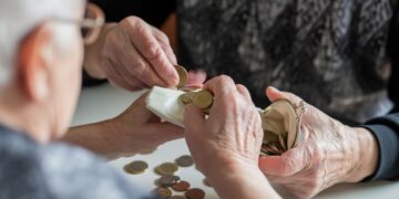 Επίδομα 250 ευρώ για συνταξιούχους: Απο αύριο η καταβολή – Ποιοι το δικαιούνται