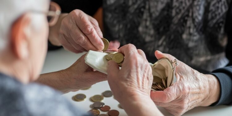 Επίδομα 250 ευρώ για συνταξιούχους: Απο αύριο η καταβολή – Ποιοι το δικαιούνται