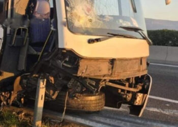 Τουριστικό λεωφορείο έπεσε στις μπάρες στην εθνική οδό – 5 επιβάτες και ο οδηγός στο νοσοκομείο