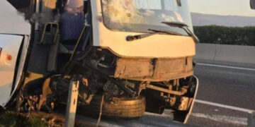 Τουριστικό λεωφορείο έπεσε στις μπάρες στην εθνική οδό – 5 επιβάτες και ο οδηγός στο νοσοκομείο