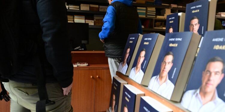 Το βιβλίο του Αλέξη Τσίπρα «Ιθάκη» εξαντλήθηκε μέσα σε λίγες ώρες: Πουλήθηκαν 33.000 αντίτυπα