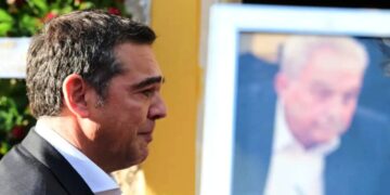 Λύγισε ο Αλέξης Τσίπρας στον επικήδειο για τον Αλέκο Φλαμπουράρη: «Σε ευχαριστώ για όσα μας έδωσες, ως σύντροφος, ως φίλος, ως παππούς των παιδιών μας»