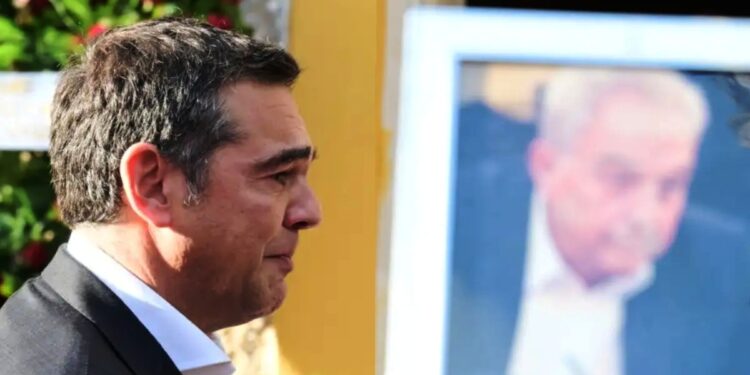 Λύγισε ο Αλέξης Τσίπρας στον επικήδειο για τον Αλέκο Φλαμπουράρη: «Σε ευχαριστώ για όσα μας έδωσες, ως σύντροφος, ως φίλος, ως παππούς των παιδιών μας»