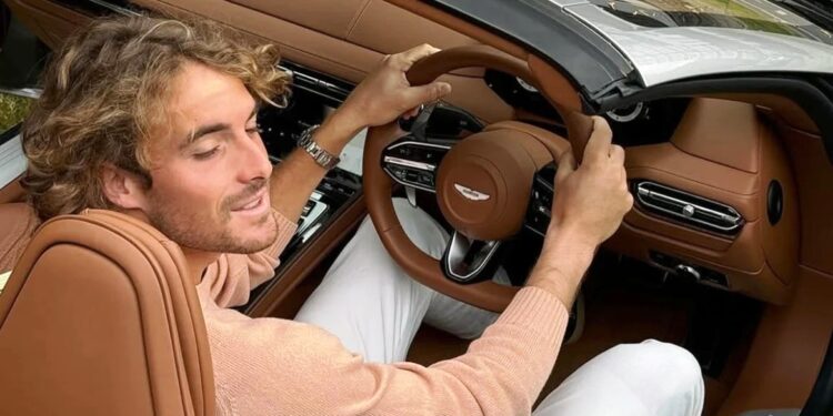 «Δεν οδηγούσε ο Τσιτσιπάς» λέει ο δικηγόρος του τενίστα για το αυτοκίνητο που έτρεχε με 210 χλμ. στην Αττική Οδό