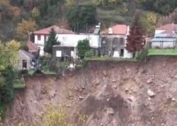 Αγωνία στους κατοίκους που εγκαταλείπουν: Μεγάλη κατολίσθηση από την κακοκαιρία – Σπίτια είναι έτοιμα να καταρρεύσουν (video)