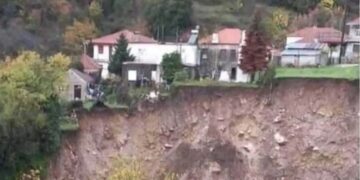 Αγωνία στους κατοίκους που εγκαταλείπουν: Μεγάλη κατολίσθηση από την κακοκαιρία – Σπίτια είναι έτοιμα να καταρρεύσουν (video)