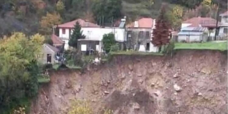 Αγωνία στους κατοίκους που εγκαταλείπουν: Μεγάλη κατολίσθηση από την κακοκαιρία – Σπίτια είναι έτοιμα να καταρρεύσουν (video)