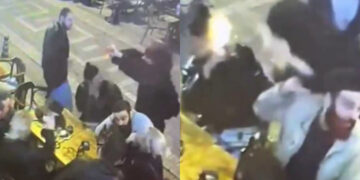 Δεν ήξεραν τι να κάνουν οι θαμώνες στο καφέ: Της άδειασε μπουκάλι με βενζίνη και της έβαλε φωτιά – «Εσύ είσαι με τον άντρα μου;», τη ρώτησε λίγο πριν (video)