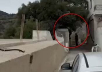 Alldaynews.gr Τον δεύτερο ελεύθερο σκοπευτή, που «προδόθηκε» στο βίντεο ντοκουμέντο από τη στιγμή του μακελειού στα Βορίζια, αναζητά η ΕΛΑΣ