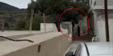 Alldaynews.gr Τον δεύτερο ελεύθερο σκοπευτή, που «προδόθηκε» στο βίντεο ντοκουμέντο από τη στιγμή του μακελειού στα Βορίζια, αναζητά η ΕΛΑΣ