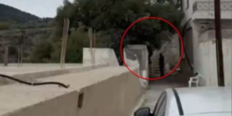 Alldaynews.gr Τον δεύτερο ελεύθερο σκοπευτή, που «προδόθηκε» στο βίντεο ντοκουμέντο από τη στιγμή του μακελειού στα Βορίζια, αναζητά η ΕΛΑΣ