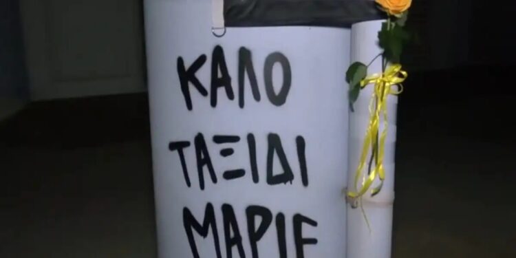 Alldaynews.gr Με λουλούδια και κεριά στον τόπο του εγκλήματος αποχαιρετούν τον 20χρονο Μάριο που δολοφονήθηκε στο οπαδικό επεισόδιο