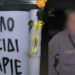 Με λουλούδια και κεριά στον τόπο του εγκλήματος αποχαιρετούν τον 20χρονο Μάριο που δολοφονήθηκε στο οπαδικό επεισόδιο