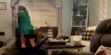 Συνελήφθη δασκάλα μετά από viral βίντεο που τη δείχνει να χτυπά άγρια τον μικρό γιο της με ζώνη – Σε διαδικασία άμεσης απόλυσης η εκπαιδευτικός