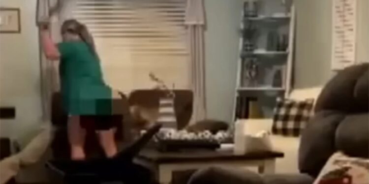 Συνελήφθη δασκάλα μετά από viral βίντεο που τη δείχνει να χτυπά άγρια τον μικρό γιο της με ζώνη – Σε διαδικασία άμεσης απόλυσης η εκπαιδευτικός