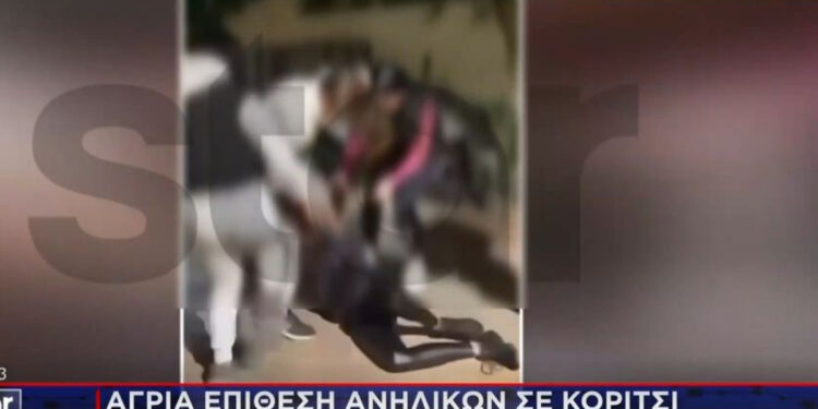 Alldaynews.gr Σοκαριστικές εικόνες με τον ξυλοδαρμό έφηβης – Την χτυπούν στο κεφάλι και την κλωτσάνε με μανία