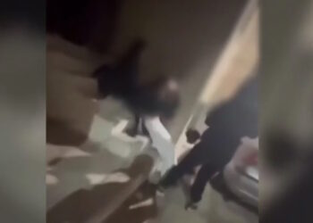 Βίντεο ντοκουμέντο με τον άγριο ξυλοδαρμό 13χρονης από συνομήλική της – «Την κλωτσούσαν και την έφτυσαν» λέει η μητέρα της