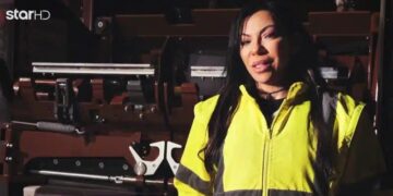 Η Σέβη, μάνα 5 παιδιών, κοιμίζει τα παιδιά και ανεβαίνει στο απορριμματοφόρο, με παγωνιές, με χιόνι, εδώ και 12 χρόνια