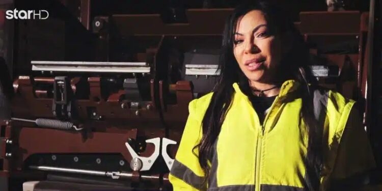 Η Σέβη, μάνα 5 παιδιών, κοιμίζει τα παιδιά και ανεβαίνει στο απορριμματοφόρο, με παγωνιές, με χιόνι, εδώ και 12 χρόνια