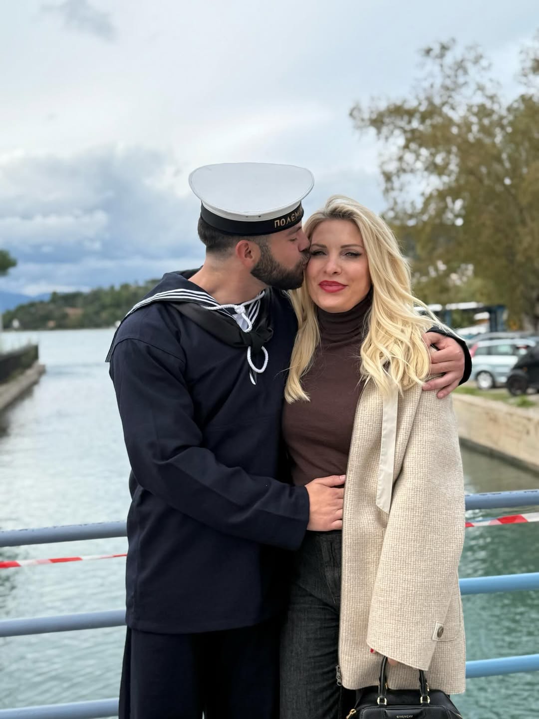 Δυο μέτρα άντρας: Περήφανη η Μενεγάκη με την νέα φωτογραφία του γιου της από το Ναυτικό 12 10