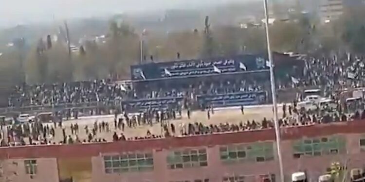 Παγκόσμιο σοκ: 13χρονος εκτελεί δημόσια τον δολοφόνο της οικογένειάς του μπροστά σε 80.000 θεατές