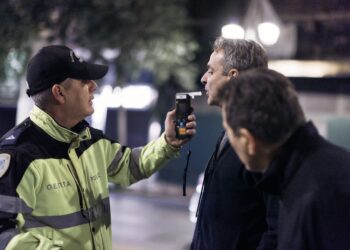 Ο Κυριάκος Μητσοτάκης σε μπλόκο για αλκοτέστ (video)