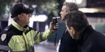 Alldaynews.gr Επίσκεψη Μητσοτάκη σε σημείο διενέργειας αλκοτέστ (video)