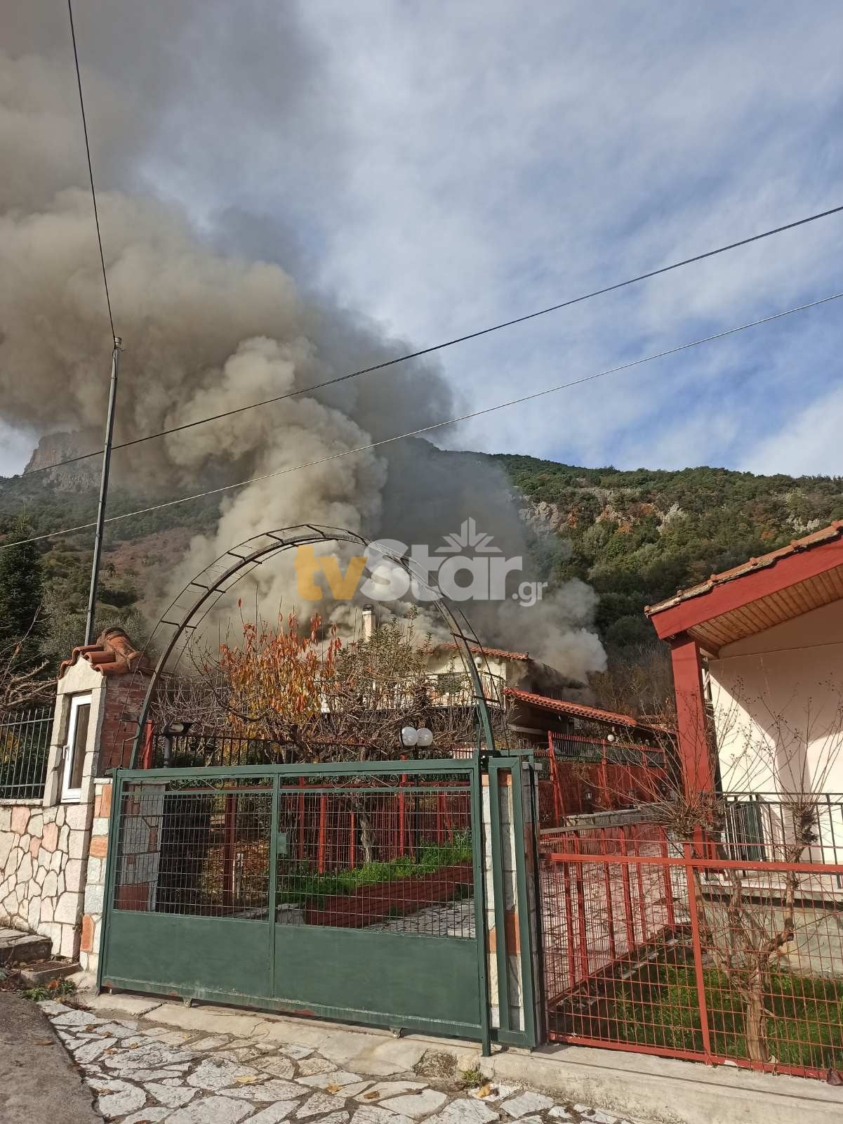 Τραγωδία: Κάηκε μέσα στο αυτοκίνητό του ενώ την ίδια ώρα καιγόταν και το σπίτι του 9 202512161205130381 1 1