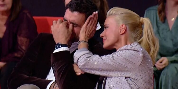 Ο κακός του Παρά Πέντε λύγισε στο reunion και το Twitter συγκινήθηκε: «Έχει πλαντάξει, πρέπει να είναι πολύ ευαίσθητη ψυχή»