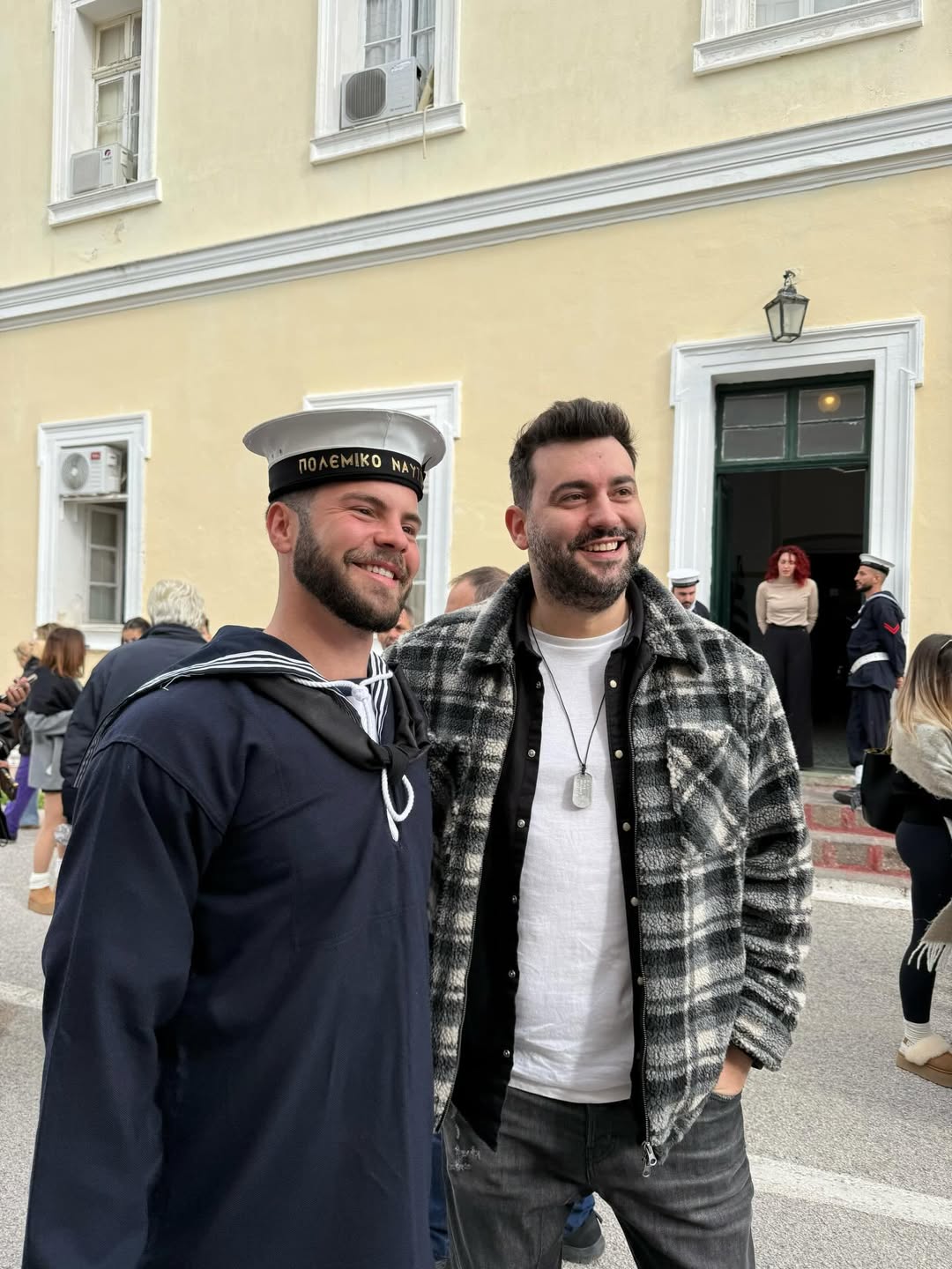 Δυο μέτρα άντρας: Περήφανη η Μενεγάκη με την νέα φωτογραφία του γιου της από το Ναυτικό 6 4