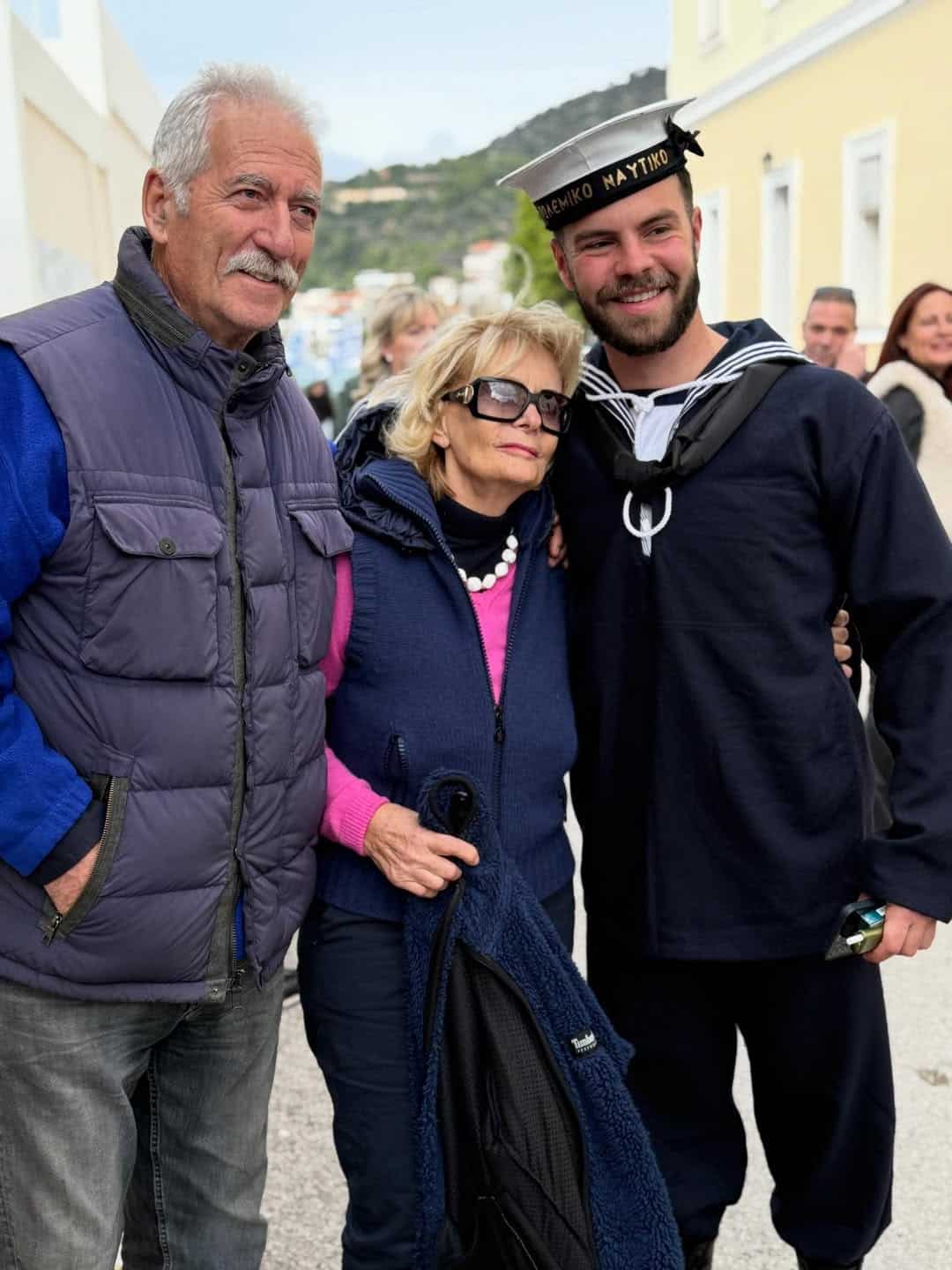 Δυο μέτρα άντρας: Περήφανη η Μενεγάκη με την νέα φωτογραφία του γιου της από το Ναυτικό 9 7