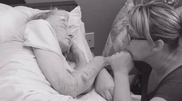 Ήταν παντρεμένοι για 62 χρόνια και πέθαναν την ίδια ημέρα. Αλλά τα τελευταία λόγια του άντρα είναι που έχουν σημασία 9 917