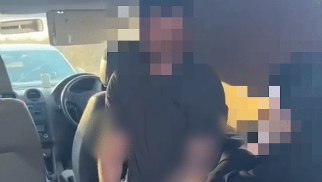 Alldaynews.gr Έπιασε στα πράσα τον σύζυγό της με την εpωμένη του και τους ανέβασε στο facebook- Δείτε το viral βίντεο