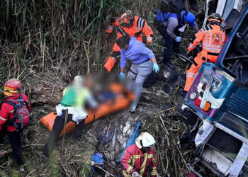 Alldaynews.gr Τραγωδία: 14 νεκροί μαθητές, 2 ενήλικοι και 20 τραυματίες σε τροχαίο με σχολικό λεωφορείο – Σε σοκ οι γονείς (video)