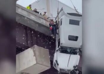 Νταλίκα κρεμόταν στο κενό από γέφυρα – Η απίστευτη διάσωση του οδηγού έπειτα από 5,5 ώρες (video)