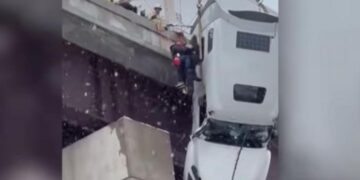 Νταλίκα κρεμόταν στο κενό από γέφυρα – Η απίστευτη διάσωση του οδηγού έπειτα από 5,5 ώρες (video)