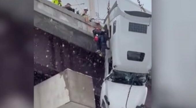 Νταλίκα κρεμόταν στο κενό από γέφυρα – Η απίστευτη διάσωση του οδηγού έπειτα από 5,5 ώρες (video)