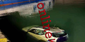 ΕΚΤΑΚΤΟ: ΙΧ με 4 επιβάτες έπεσε στο λιμάνι – Τους έσωσε όλους ήρωας Λιμενικός που βούτηξε άμεσα – Τα 2 είναι παιδιά (video)